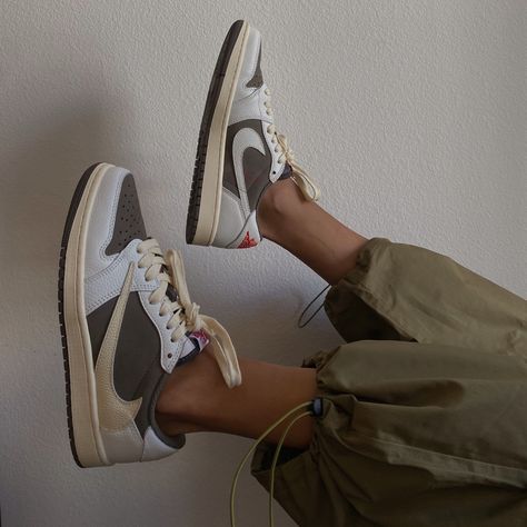 #sneakers #travisscott #fashion Travis Scott Inspired Outfit, Travis Scott Shoes Outfit Women, Travis Scott Low Outfit, Jordan Travis Scott Outfit, Travis Scott Shoes Outfit, Travis Dunks, Travis Shoes, Travis Scott Dunks, Nike Dunks Outfit