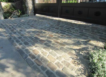 Reclaimed Cobblestone Driveway Ideas - Historical Bricks Antique Brick Pavers, Cobbled Driveway, Driveway Garden, Cobblestone Pavers, Brick Border, Cobblestone Driveway, Brick Driveway, Driveway Ideas, York Stone