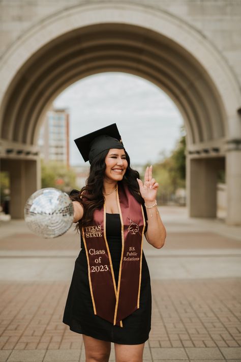 Texas State Graduation Pictures, Pics Poses, College Graduation Pictures Poses, Graduation Look, Grad Outfits, Grad Pic, Graduation Pics, Graduation Photography Poses, College Graduation Pictures