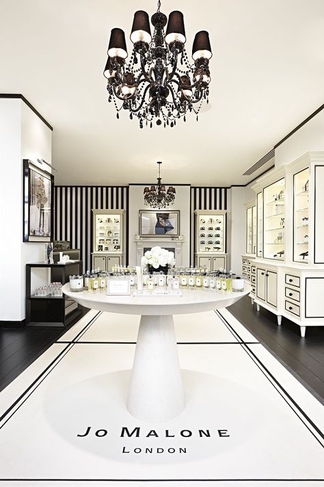 Jewelry Store Design, Salon Suites, Store Layout, Boutique Decor, Black And White Interior, Store Interiors, Retail Store Design, Boutique Interior, Retail Interior