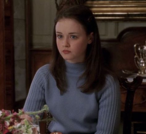 Chilton Rory, Gilmore Outfits, Rory Gilmore Style, Gilmore Girls Fashion, Gilmore Girls Outfits, Gilmore Girls Seasons, Alexis Bledel, Lorelai Gilmore, Turtleneck Pullover