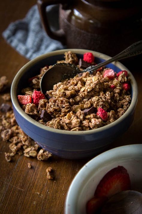 Mixed Berry and Chocolate Crunch Cakes recipe made with Love Crunch granola || @thismessisours @naturespath Chocolate Crunch Cake Recipe, Best Easy Pancake Recipe, Energy Boosting Breakfast, Love Crunch Granola, Easy Pancakes Recipe, Berries And Chocolate, Easy Pancakes, Pancake Recipe Easy, Crunch Cake