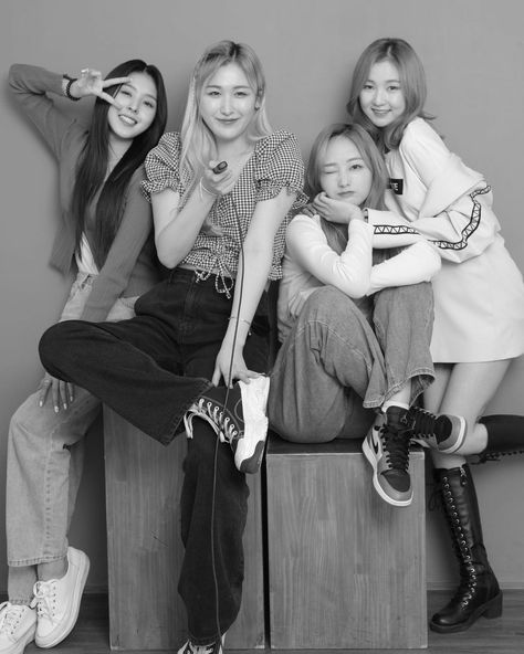 Group Photoshoot, Group Photo Poses, Group Picture Poses, Ootd Poses, Sisters Photoshoot, Studio Poses, Studio Photography Poses, Friend Pictures Poses, 사진 촬영 포즈