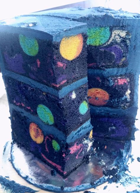 Usually, if a birthday cake is themed, it's simply decorated from the outside. Pedagiggle got a little more creative when baking a space cake for her son's birthday... Torte Creative, Planet Birthday, Galaxy Cake, 귀여운 음식 그림, Slice Of Cake, Torte Cupcake, Space Birthday Party, Themed Birthday Cakes, A Piece Of Cake