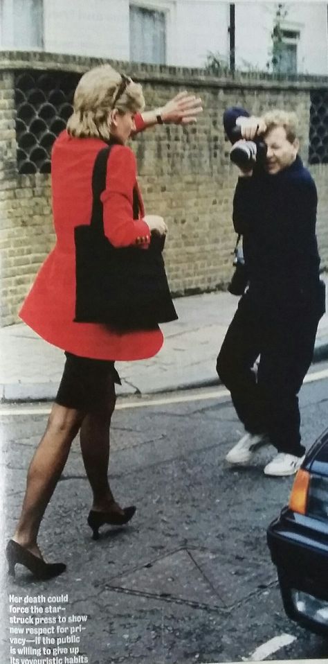 Princess Diana Paparazzi, Diana Paparazzi, London Street Photography, Princes Diana, Paparazzi Photos, Charity Work, Royal Princess, Diana Spencer, Hair Shades