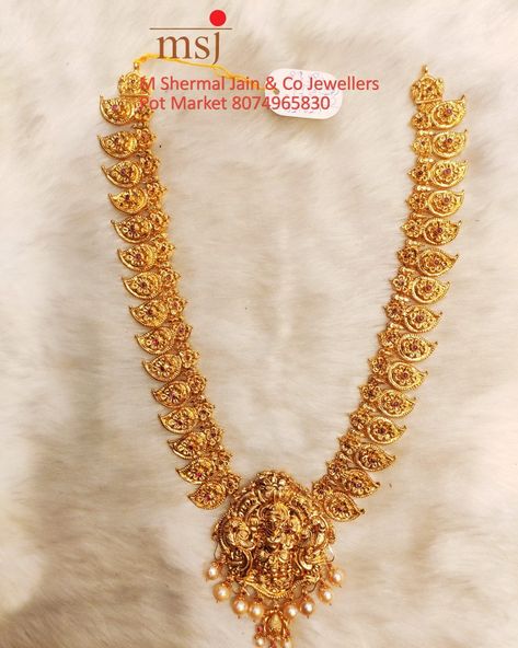 Gold Haram Designs, Winter Bridal Jewelry, Gold Haram, Wedding Jewelry Sets Bridal Jewellery, Gold Jewelry Outfits, Antique Gold Jewelry Indian, Gold Jewelry Simple Necklace, Gold Mangalsutra Designs, Diamond Necklace Designs