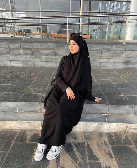 Hijabi Techwear, Casual Jilbab Outfit, Abaya With Sneakers, Abaya And Sneakers, Khimar Outfit, Jilbab Outfits, Islamic Modest Fashion, Abaya Outfit, Hijabista Fashion