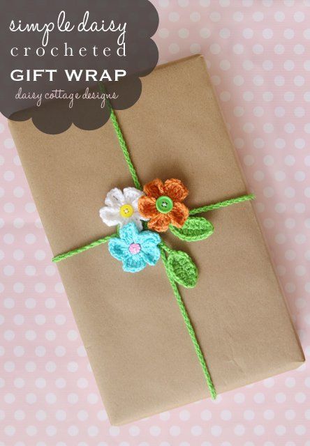 Confection Au Crochet, Crocheted Flowers, Creative Gift Wrapping, Crochet Simple, Gift Bows, Gift Package, Wrapping Ideas, Crochet Flower Patterns, Crochet Applique