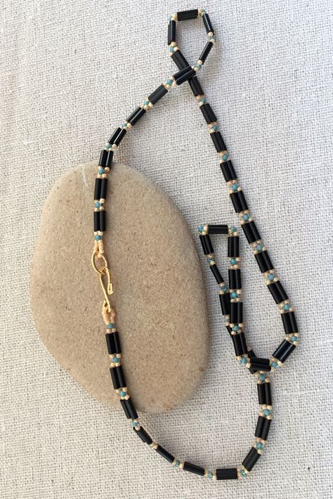 free tutorial, bugle and seed bead necklace chain😀 Bugle Bead Tutorial, Seed Bead Chain Necklace, Pretty Beaded Necklaces, Seed Bead Necklace Diy Tutorials, Bugle Bead Necklace, Seed Bead Necklace Tutorials, Bugle Bead Jewelry, Bugle Bead Patterns, Seed Bead Necklace Diy