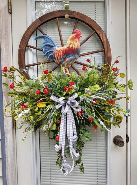 Wagon Wheels Ideas, Rooster Wreath Ideas, Wagon Wheel Wreath Ideas, Chicken Wreath Diy, Bike Wheel Decor, Summer Wreaths For Front Door Diy, Wheel Wreath Ideas, Rooster Wreaths, Bike Wheel Wreath