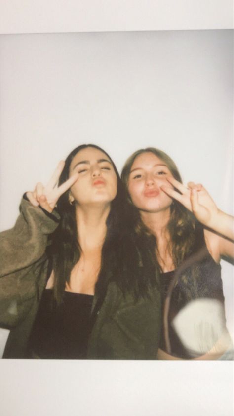 Duo Poses Friends, Bsf Photo Ideas, Poloroid Pictures Ideas, Duo Friends, Cousin Pictures, Friends Photo Ideas, Poses Friends, Besties Pictures, Duo Poses