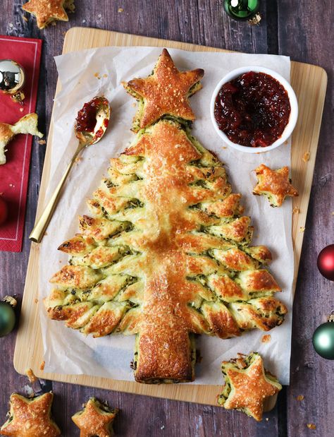 Chilli Relish, Pastry Christmas Tree, Christmas Nibbles, Pastry Christmas, Christmas Tree Bread, Christmas Canapes, Pesto Bread, Christmas Tree Food, Christmas Recipes Appetizers