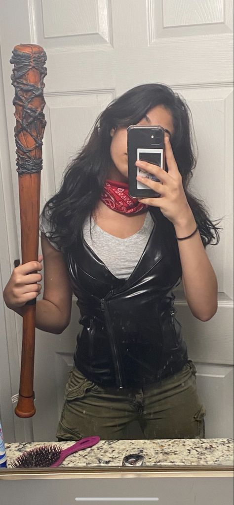 Michonne Halloween Costume, Negan Halloween Outfit, Maggie Rhee Costume, Negan Twd Halloween Costume, Negan Twd Costume, Female Negan Costume, Negan Costume Female, Cool Scary Halloween Costumes, The Walking Dead Halloween Costumes