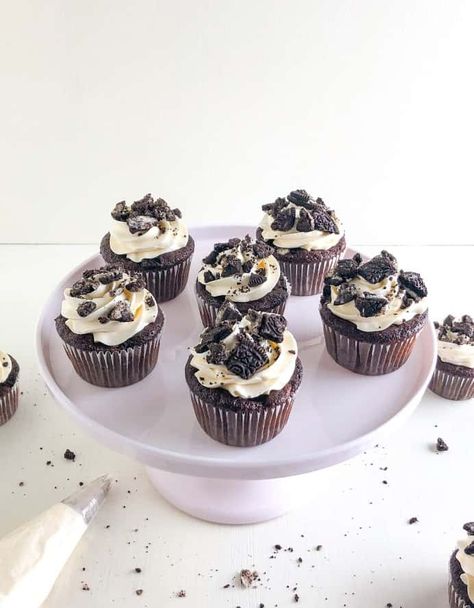 Oreo Cupcakes with Cream Cheese Buttercream – Amy's Delicious Mess Oreo Ideas, Cupcakes Oreo, Oreo Cupcake, Cream Cheese Buttercream Frosting, Cupcake Cream, Cocoa Powder Cookies, Cream Cheese Buttercream, Oreo Cupcakes, Fun Baking