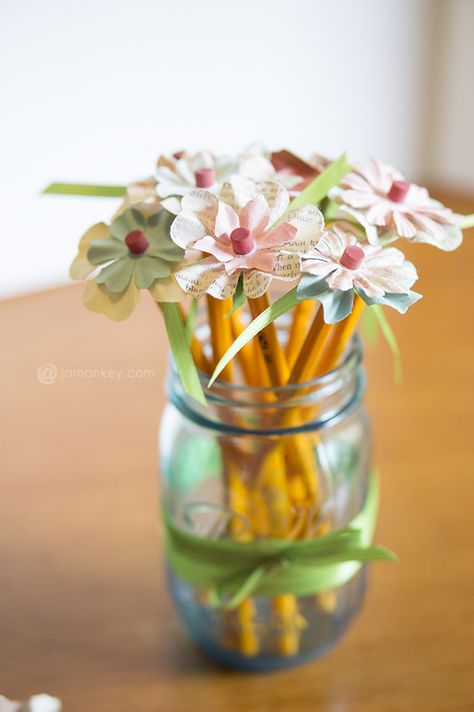 Pencil Flowers – Teachers Gifts Project Pinterest #backtoschool #teachersgifts Pencil Flowers, Creative Teachers Gifts, Crafts Love, Cute Teacher Gifts, Flower Pens, Creative Diy Gifts, Best Teacher Gifts, Pencil Toppers, S'mores