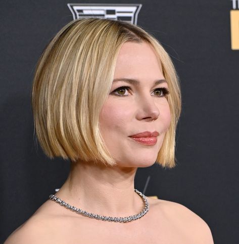 21 of Michelle Williams's Most Iconic Hairstyles – HairstyleCamp Michelle Williams Bob, Michelle Williams Haircut, Michelle Williams Hair, Retro Inspired Hair, Iconic Hairstyles, Low Ponytail Hairstyles, Golden Brown Hair, Side Swept Hairstyles, Blonde Bob Hairstyles