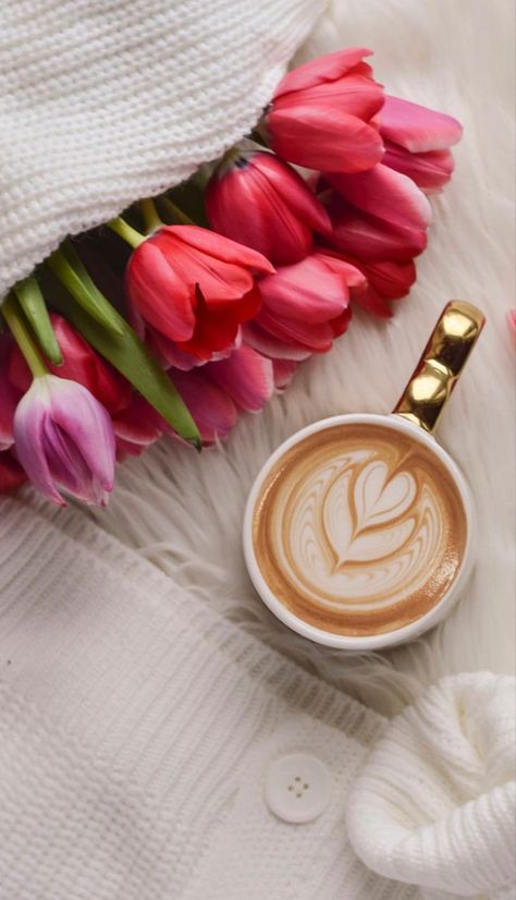 Tulips Art, Coffee Wallpaper, Coffee Flower, Spring Wallpaper, Good Morning Coffee, Coffee Is Life, A Cup Of Coffee, Coffee And Books, Jolie Photo