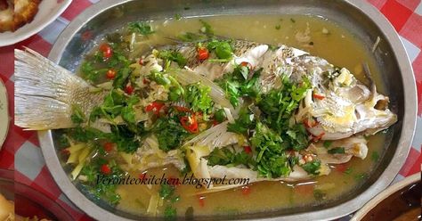 Thai Steamed Fish, Steam Seafood, Steam Fish, Steamed Fish, Looks Yummy, The Sauce, Asian Dishes, Seafood Dishes, Thai Recipes