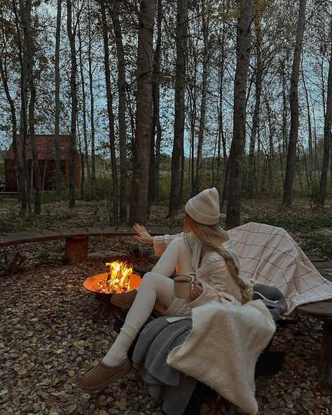 Cabin Weekend Outfit, Cozy Cabin Aesthetic, Cabin Outfit, Cabin Weekend, Cabin Trip, Cabin Aesthetic, Fall Mood Board, Fall Camping, Camping Aesthetic