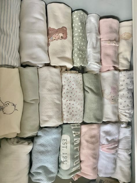 Closet Clean Out, Cute Brandy Melville Outfits, Clothing Drawers, Organizing Aesthetic, Feeling Accomplished, Organizing Your Closet, Room Organization Bedroom, Cute Closet, Girl Blogging