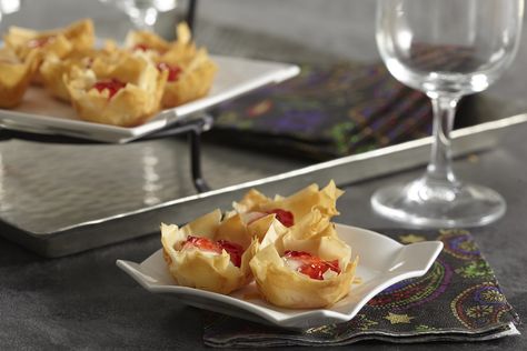 Have the recipe handy when you serve these impressive cream cheese and pepper jelly appetizers—if only to prove that you did, too, make them at home! Pepper Jelly Phyllo Cups, Jelly Appetizers, Cream Cheese And Pepper Jelly, Cheese And Pepper Jelly, Philadelphia Recipes, Phyllo Cups, Jelly Cream, Supper Ideas, Pastry Shells