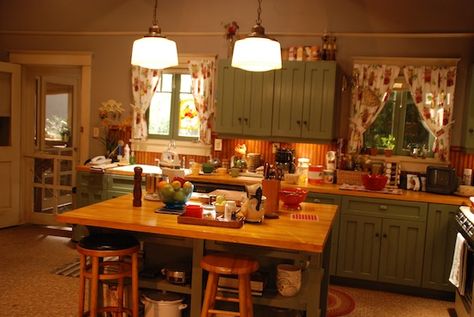 Interior Decor Photos From NBC Show Parenthood | POPSUGAR Home Parenthood Tv Show, Craftsman Architecture, Ivory Cabinets, Tv Houses, Cooking Stuff, Cottage Kitchens, Dream Kitchens, Green Cabinets, Home Buying Tips