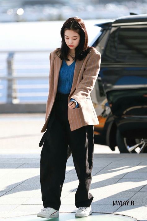 Blackpink Clothes, Jennie Fashion, Chic Black Outfits, Woman In Suit, Icn Airport, White Sneakers Women, 가을 패션, Celebrity Outfits, Blackpink Fashion