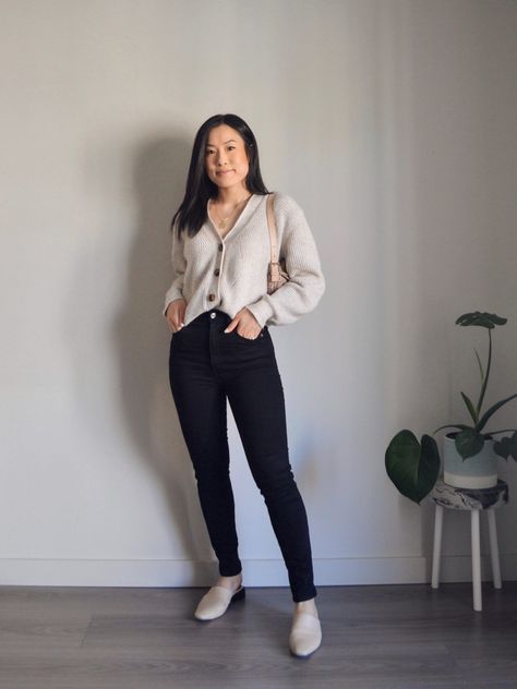 Black Skinnie Jeans Outfit, Cream Mules Outfit, Black Jeans Outfit For Work, Casual Outfits Black Jeans, Business Casual Black Jeans, Black Skinning Jeans Outfit, Black Jeans Casual Outfit, Black Skinnies Outfit, Black High Waisted Jeans Outfit