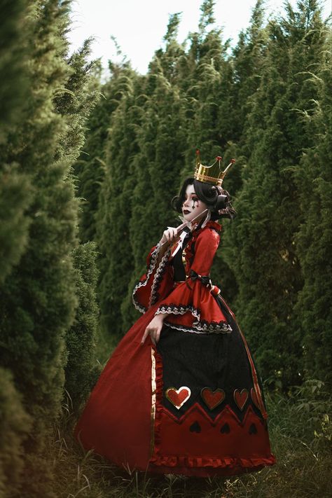 Queen Of Hearts Fanart, Queen Of Hearts Photoshoot, Red Queen Cosplay, Cosplay Duos, Queen Of Hearts Outfit, Queen Of Hearts Cosplay, Queen Of Hearts Dress, Red Queen Costume, Alice In Wonderland Halloween