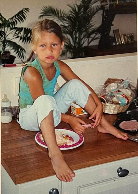 Bella Hadid As A Kid, Hadid Family, Gigi Hadid Pictures, Childhood Pics, Isabella Hadid, Models 90s, Bella Gigi Hadid, Famous Kids, Baby Bells