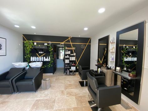 Small Hair Salon Interior Design Ideas Luxury, Black Walls Salon, Black And Gold Hair Salon, Black And Gold Salon Decor, Modern Salon Interior Design, Beauty Salon Decor Luxury, Small Beauty Salon Ideas, Salon Decor Studio, Small Hair Salon