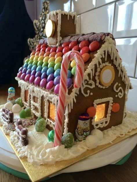 Ginger Bread Roof Ideas, Gingerbread House Sweets, Gingerbread House Rainbow, Gingerbread Houses Ideas Easy, Gingerbread House With Candy, Rainbow Gingerbread House, Gingerbread Roof Ideas, Pepperkakehus Ideas, Ginergerbread House