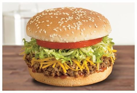 The California-based taco chain Del Taco is celebrating its 50th anniversary by serving a "Bun Taco." It's basically what would normally go inside a taco (seasoned beef, cheddar cheese, lettuce, and tomato) but it all gets crammed inside a sesame seed bun. Taco Burgers, Taco Burger, Mcdonalds Fries, Taco Time, Del Taco, Spicy Chicken Recipes, Vintage Lunch, Meat Sandwich, Ground Beef Tacos