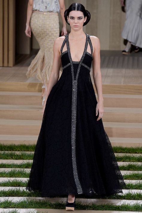 Kendall Jenner brushed aside her personal woes as she got back to the day job and made a surprise appearance on the runway at the Chanel Haute Couture Spring Summer 2016 show. Chanel Spring 2016, 2016 Couture, Best Gowns, Moda Chanel, Collection Couture, Mode Chanel, Chanel Couture, Chanel Haute Couture, Spring Couture