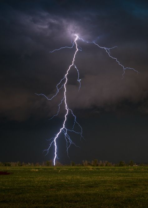 Tornado Aesthetic, Thunderstorm Photography, Wing Aesthetic, Dragon Island, Tornado Pictures, Lightning Photos, Farm Painting, Lightning Storms, Lightning Photography