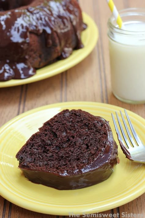 Easy Chocolate Sour Cream Bundt Cake Recipe Chocolate Sour Cream Bundt Cake, Cake Recipe With Sour Cream, Sour Cream Bundt Cake, Easy Bundt Cake Recipes, Easy Bundt Cake, Coconut Dessert, Chocolate Bundt, Chocolate Cake Recipe Easy, Bundt Cake Recipe