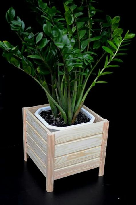 Rustic Outdoor Structures, Woodworking Projects Ideas, Diy Wooden Planters, Wood Pots, Garden Planter Boxes, Wooden Planter Boxes, Amazing Woodworking, Wood Planter Box, Colorful World