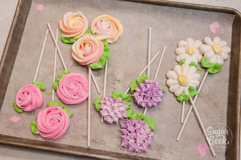 flower meringue pops Meringue Lolly Pops, Flower Meringue Pops, Meringue Pop Recipe, Meringue Cookies Pops, Meringue Cookie Pops, Flower Meringue Cookies, Meringue Pops Ideas, Easter Meringue Pops, Flower Pot Cake Ideas