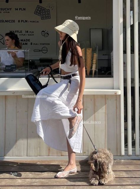 Maxi Skirt Outfit Casual, Linen Maxi Skirt Outfit, Bucket Hat Summer Outfit, Ballet Shoes Outfit, Hat Summer Outfit, White Crop Top Outfit, Street Style Classy, Street Style Comfy, White Ballet Shoes