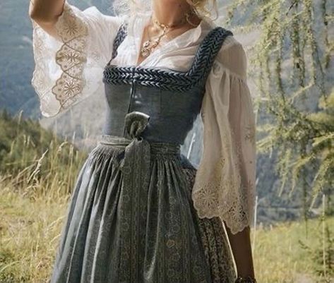 Ren Faire Outfits, Fair Outfits, Fest Outfits, Lena Hoschek, Old Fashion Dresses, Fantasy Dresses, Fairytale Dress, Medieval Fashion, Fantasy Dress