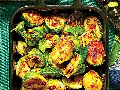 sl-Cast-Iron Blistered Brussels Sprouts Thanksgiving Dinner Sides, Vegetable Cooking, Yummy Veggies, Iron Recipes, Sprouts Recipe, Iron Skillet Recipes, Cast Iron Skillet Recipes, Cast Iron Recipes, Brussels Sprouts Recipe