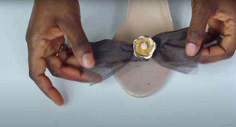 This is a guide to making DIY shoe decorations. Learn how to make embellishments for shoes that are quick, easy, and removable, with this fun step-by-step tutorial. Candle Ribbon, Invisible Stitch, Shoe Decorations, Diy Shoe, How To Tie Ribbon, Shoe Decoration, Embellishment Diy, Tulle Bows, Cute Diy