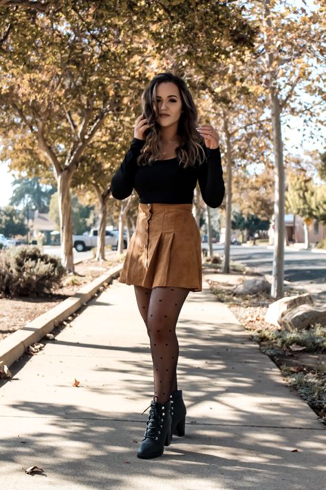 A cute fall and autumn long sleeve, camel skirt, boot combo! #fallfashion #autumnfashion #falllooks #fall #winterfashion #fashion Fall Skirt Outfits, Skirt Outfit Fall, Fall Skirt, Skirt Outfits Fall, Cute Skirt Outfits, Brown Skirt, Mode Boho, Miniskirt Outfits, Cute Fall Outfits