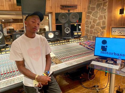 Pharrell Williams At Philippe Zdar's Motorbass Studio - Ed Banger Records - The Neptunes #1 fan site, all about Pharrell Williams and Chad Hugo Wocky Slush, Nerd Pharrell, The Neptunes, Chad Hugo, Home Studio Ideas, Run The Jewels, Music Studio Room, Ty Dolla Ign, The Ellen Show