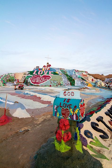 Slab City, Selfie Filters, Salvation Mountain, Places In America, Take A Selfie, Strange Places, Roadside Attractions, Red River, California Dreaming