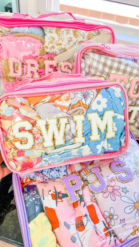 Cute Packing Cubes, Kids Travel Essentials, Preppy Travel Essentials, Preppy Suitcase, Preppy Travel Bags, Youth Trip, Preppy Packing, Aesthetic Packing, Vacation Suitcase