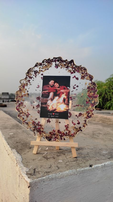 Raisen Art Photo Frame, Resin Frames Art, Family Resin Art, Memorial Resin Art, Resin With Photo Inside, Resin Art Pictures Diy Photo, Resin Photoframe Ideas, Resin Art For Wedding Gift, Resin Art Wedding Flowers