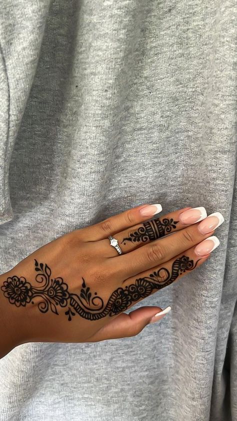 French Tip Nails With Henna Design, Simple Back Hand Henna Designs, Henna Designs Black Women Simple, Henna With Initials, Henna Right Hand, Small Hand Henna Designs, Prom Henna Designs, Henna For Prom, Modele Henne Main Simple