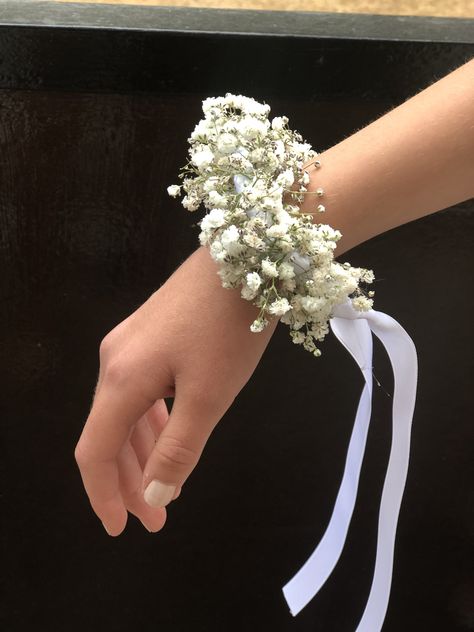 Gypsophila Bouquet Bridesmaid, Bridesmaid Bracelet Flower, Baby Breath Flower Crown, Flower Jewellery For Mehndi, Brides Flowers Bouquet, Simple Wedding Bouquets, Chocolate Wedding Favors, Spring Wedding Decorations, Sage Green Wedding