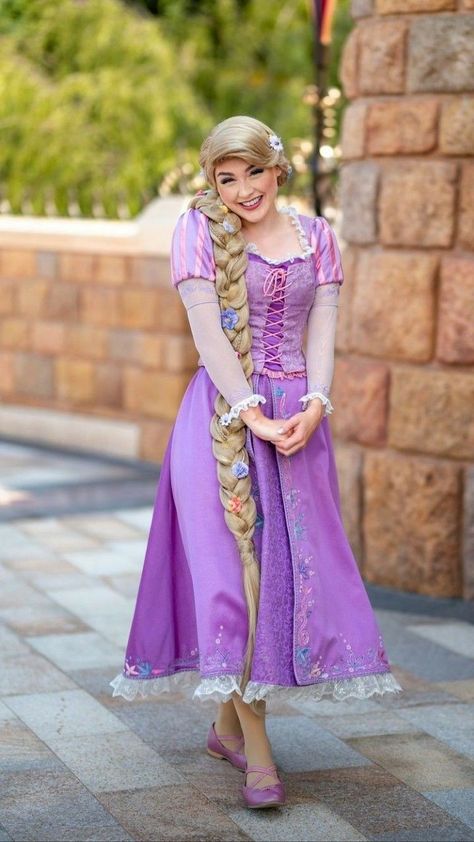 Tangled Cosplay, Rapunzel Video, Disney Poses, Cosplay Disney, Rapunzel Cosplay, Disney Princess Cosplay, Rapunzel Costume, Disney Princess Costumes, Rapunzel Dress